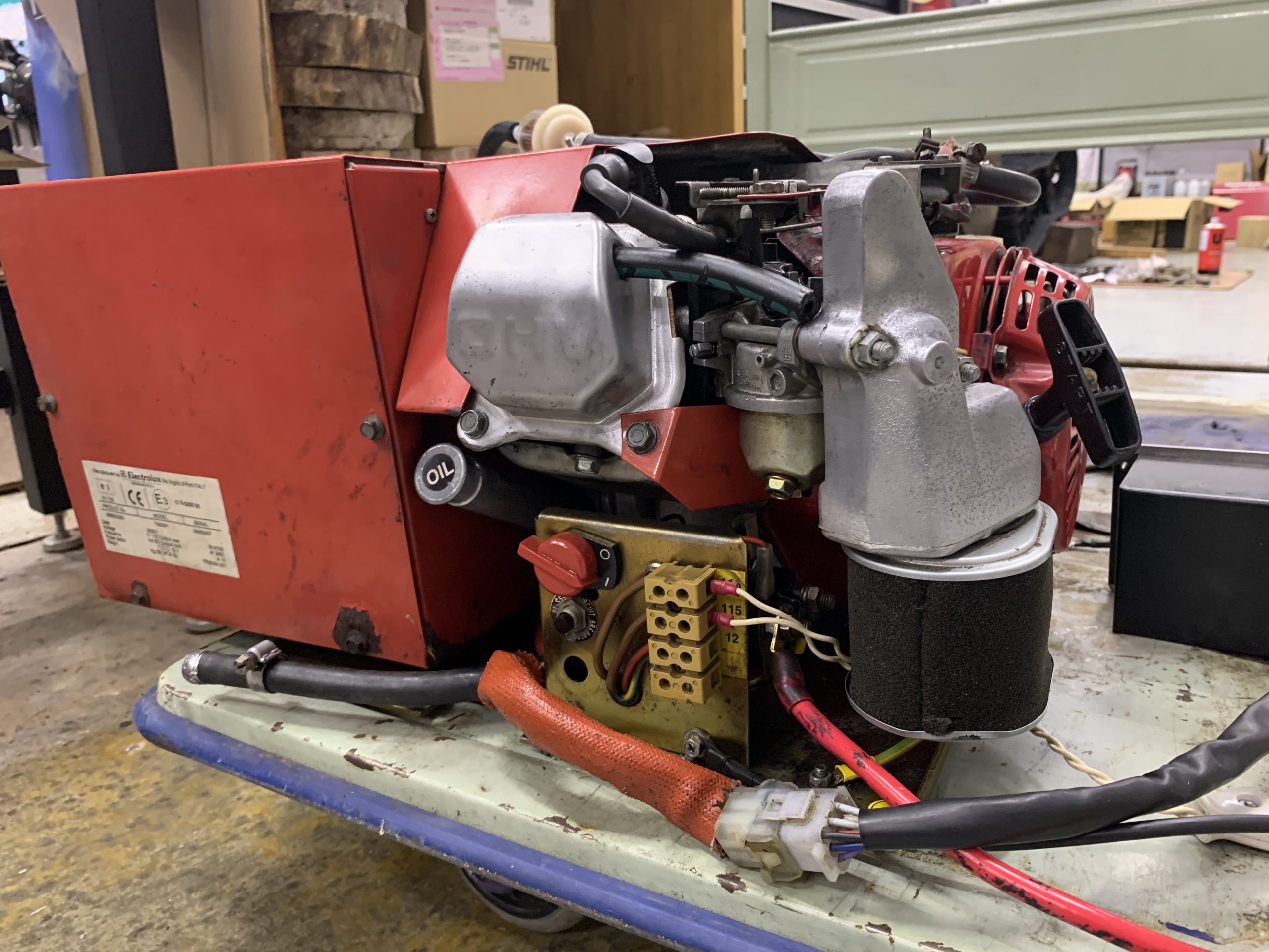 エレクトロラックス社製 発電機T3000H オイル漏れ故障診断 ｜修理