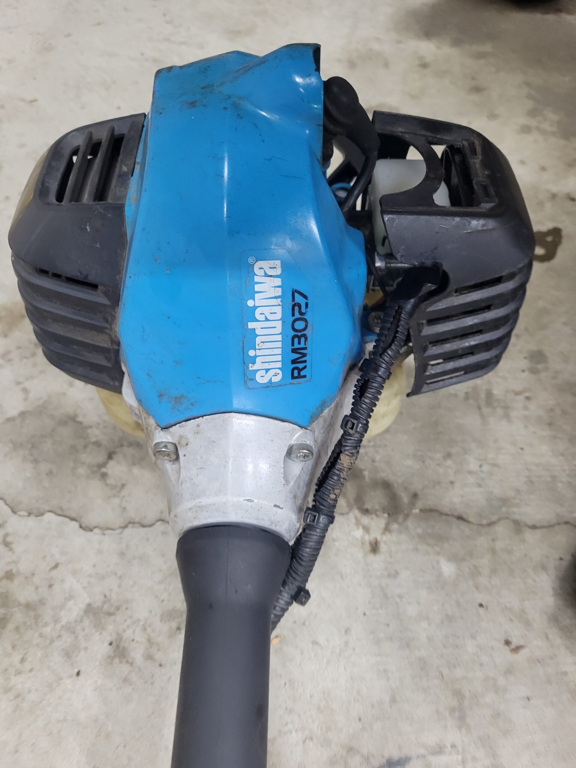 鹿児島発　新ダイワ　エンジン刈払機RM3027 です。チップソー新品交換済み 鹿児島発 新ダイワ エンジン刈払機RM3027 です。チップソー新品交換済み